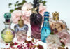 Kobiecie perfumy w różowym pudełku dla każdej z pań perfumy