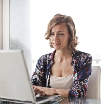 Ile Polaków korzysta z social mediów